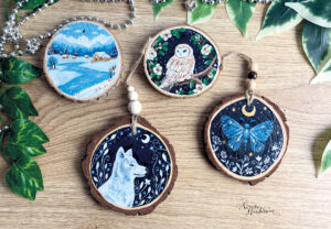 Baumscheiben mit Acryl bemalt